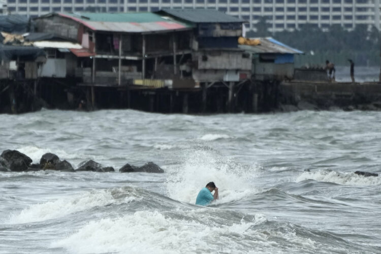 Floods  in  Philippines kill at least 9 and trap others on roofs as storm approaches